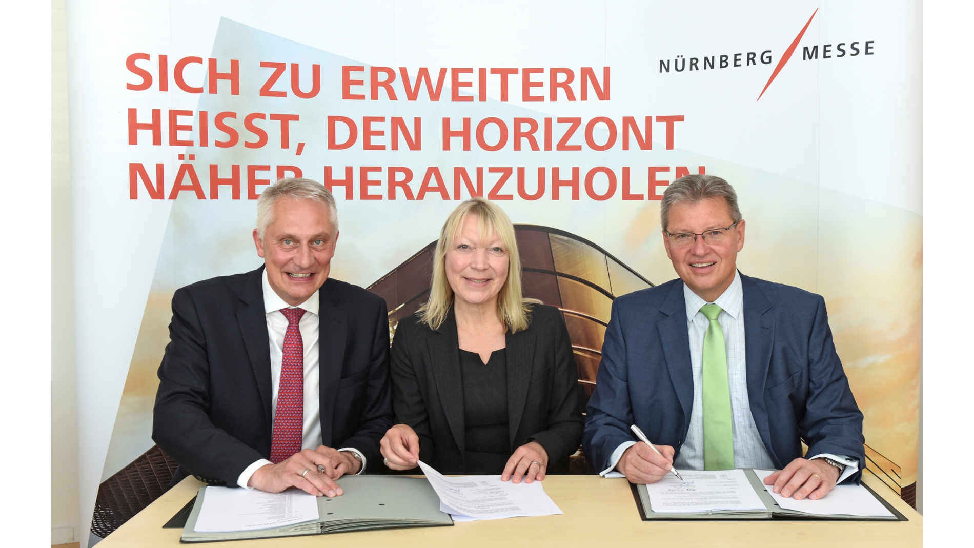 Titel: Martin Roschkowski, Geschäftsführer Mesago Messe Frankfurt GmbH, und Petra Haarburger, Geschäftsführerin Mesago Messe Frankfurt GmbH, bei der Vertragsunterzeichnung mit Dr. Roland Fleck, CEO NürnbergMesse Group (v.l.n.r)