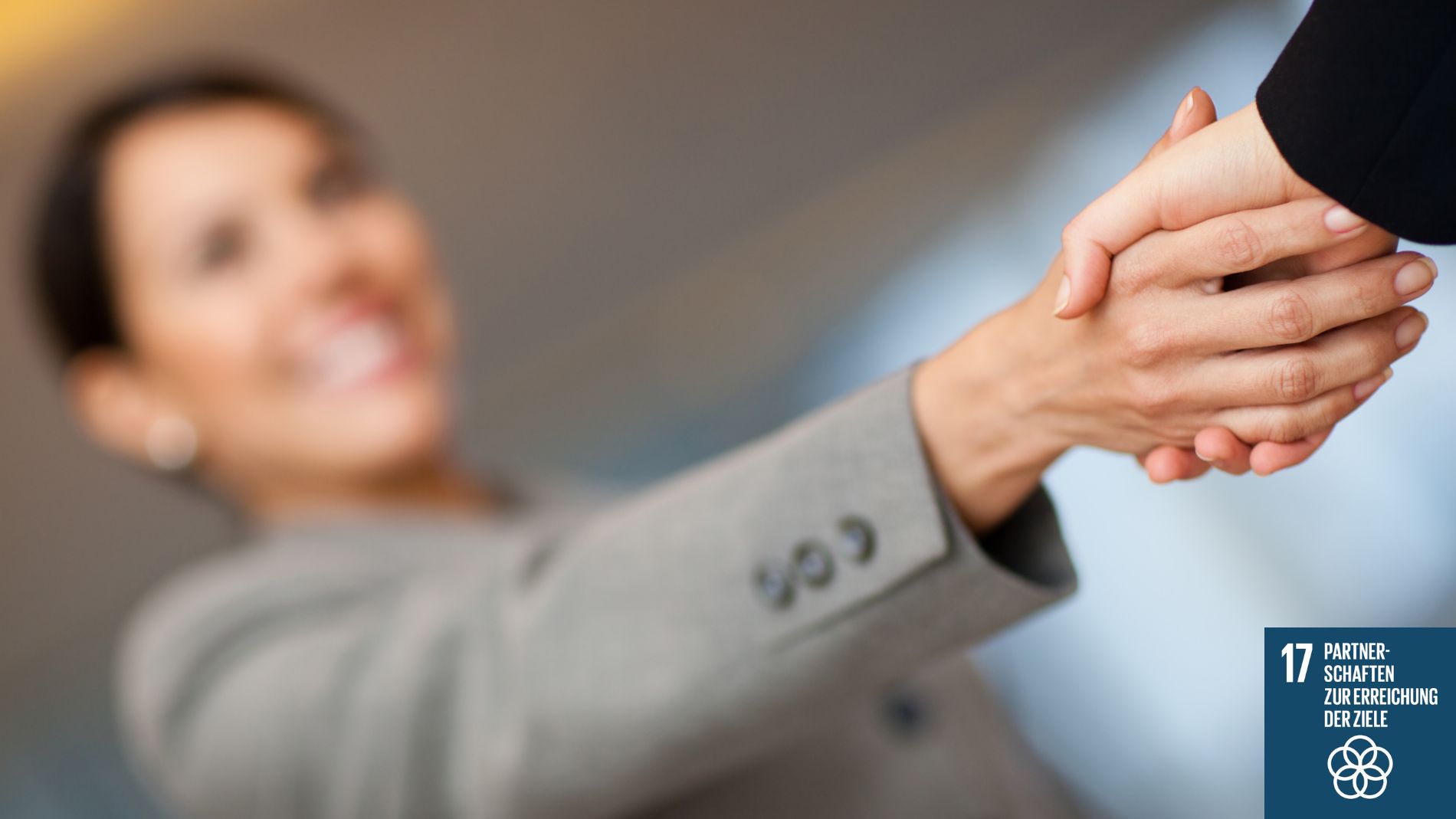 Zwei Personen geben sich die Hand