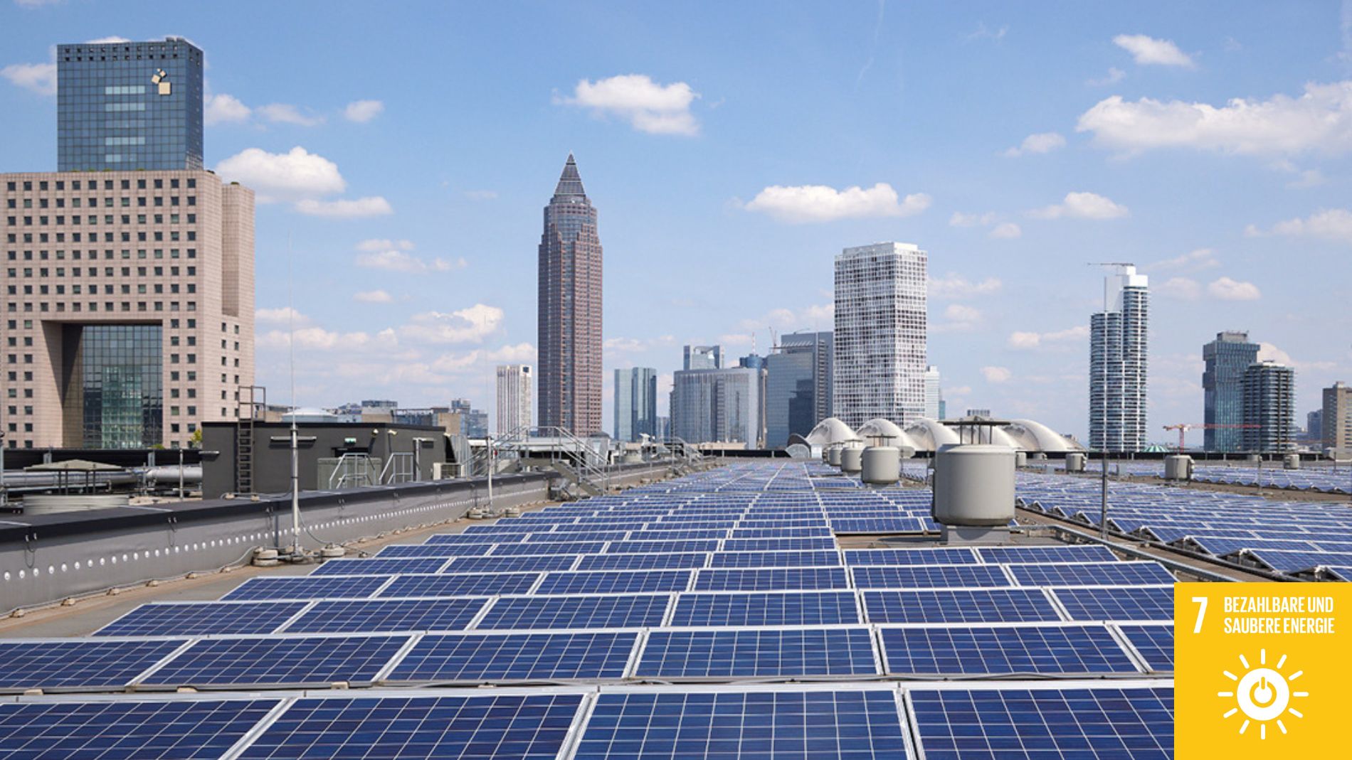 Photovoltaik vor Torhaus und Messeturm